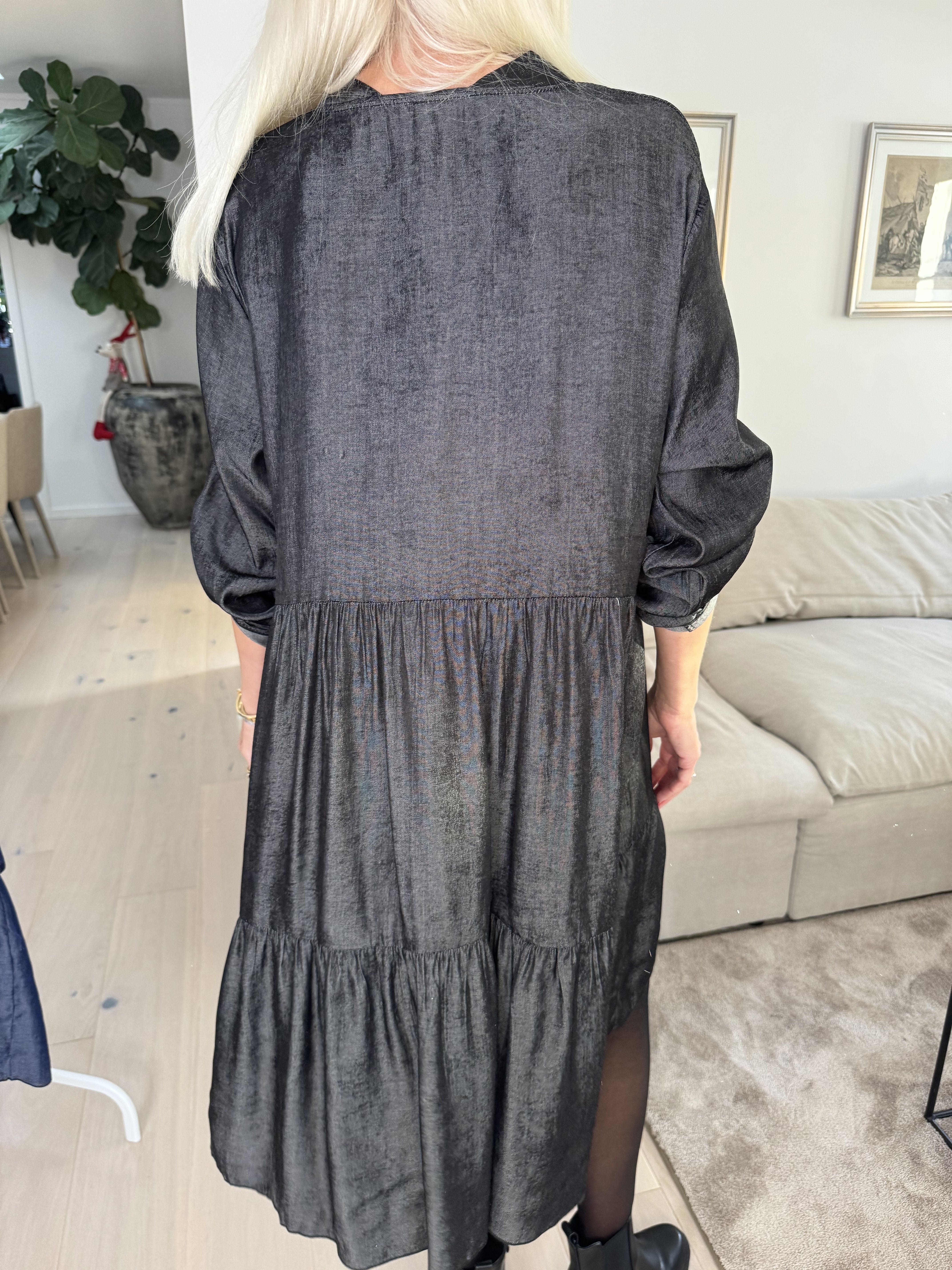 Milano Denim Midi - Sød kjole i viskose med lag på lag look